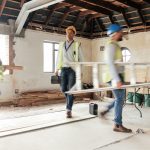 Bauarbeiter, vielbeschäftigt und im Team tätig, Gebäudeentwicklung, Instandhaltung und Modernisierung von Immobilien