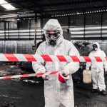 Wissenschaftler tragen Chemikalienschutzanzug, Gefahrenabfrage, Chemikalie